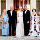 25. august: Kongeparet inviterterer til middag på Slottet i anledning kronprinsparets 10 års bryllupsdag (Foto: Gorm Kallestad / Scanpix)